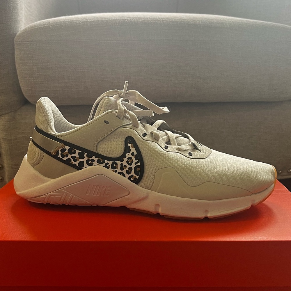 Brand new women’s Nike Legend Essential 2 Premium